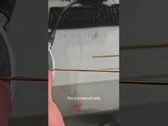 Ο ελεγκτής ελαττωμάτων περιστροφικού ρεύματος περνά μέσα από το ανιχνευτή για να επιθεωρήσει το χαλκό ραβδί με το χέρι